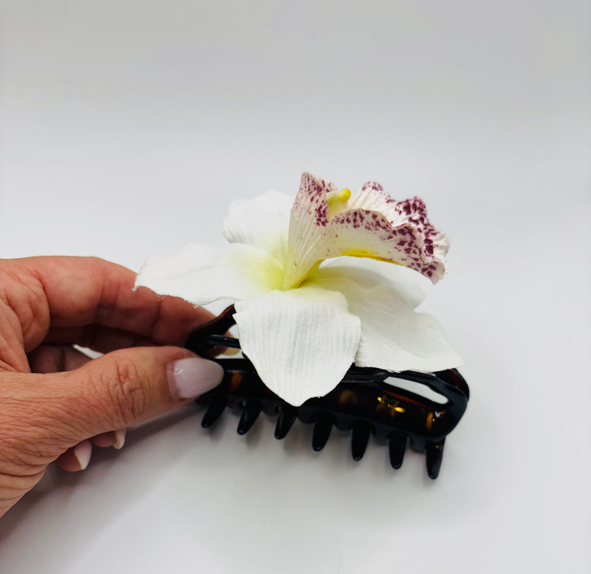 Chloe White Tropical Flower Tortoise Claw Clip, 4"