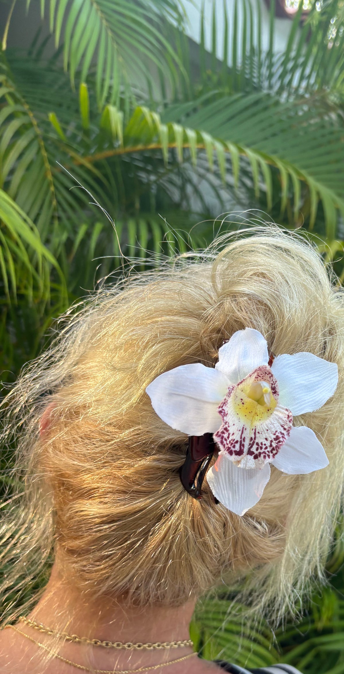 Chloe White Tropical Flower Tortoise Claw Clip, 4"