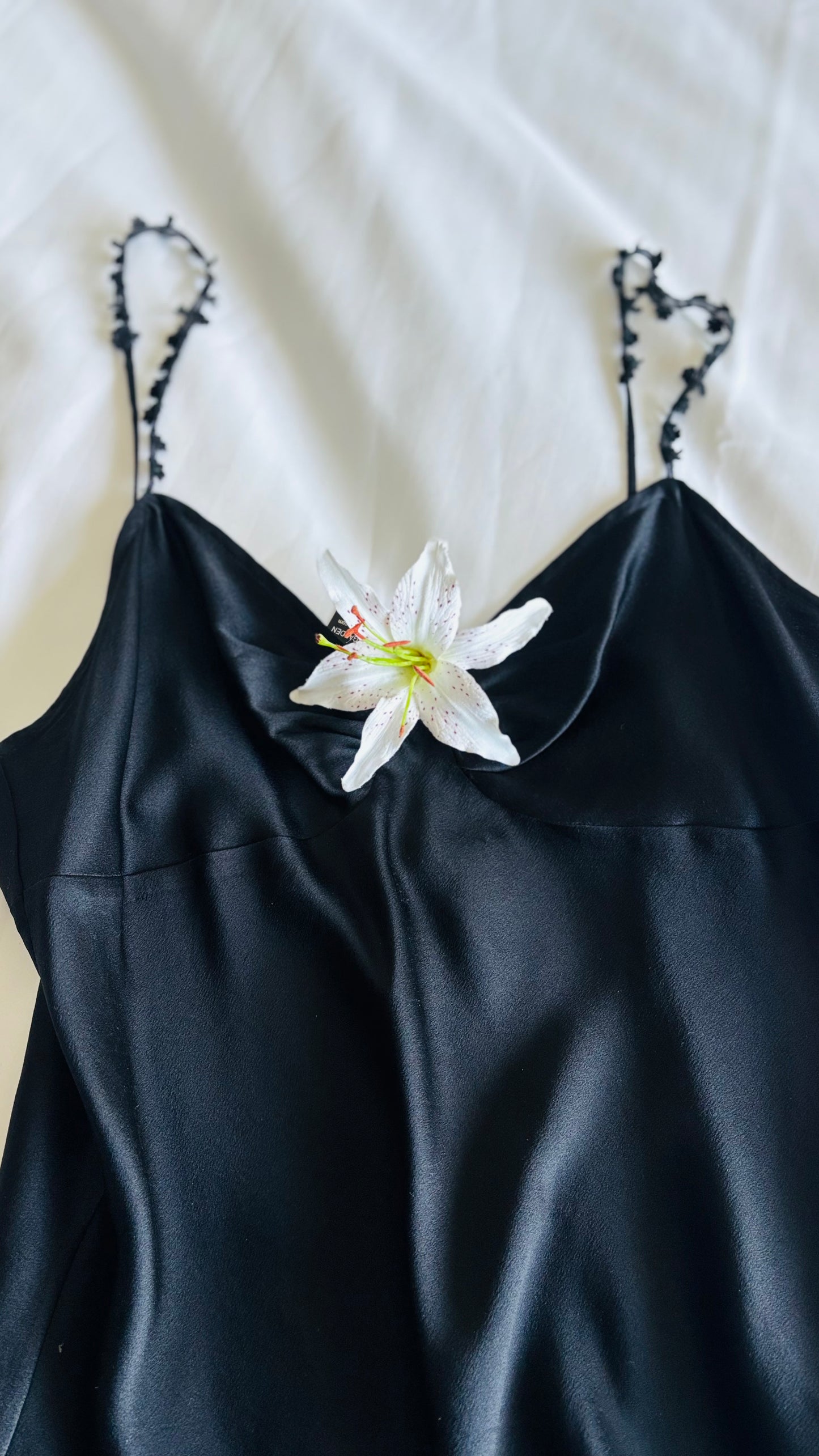 Karin's Garden Martha 3" White Life like Tiger Lily pinch clip. Wear in your hair on your tropical vacation. Clip to your sundress, wristlet, handbag or hat. Life like & bendable petals.