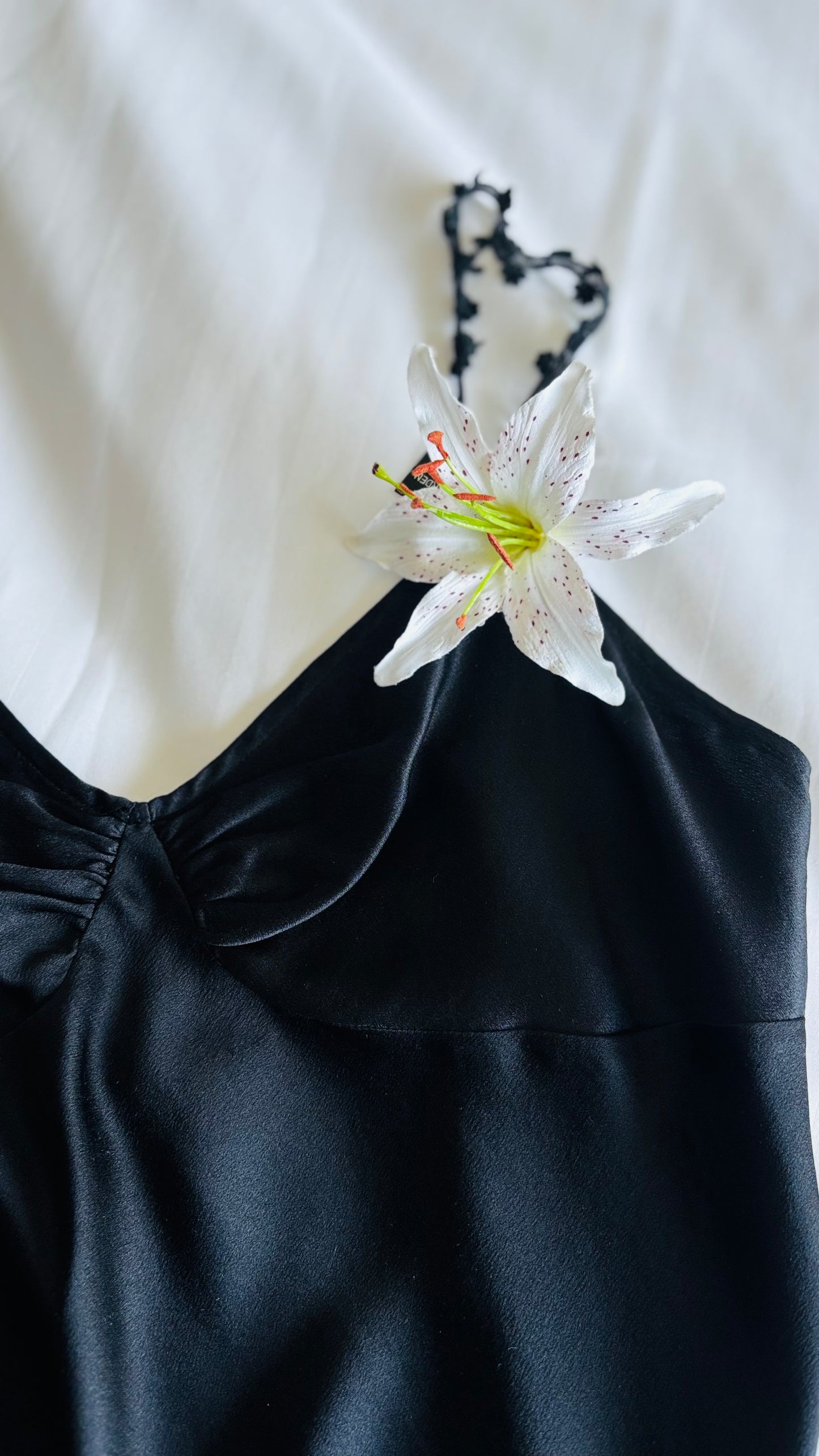 Karin's Garden Martha 3" White Life like Tiger Lily pinch clip.  Wear in your hair on your tropical vacation.  Clip to your sundress, wristlet, handbag or hat.  Life like & bendable petals.