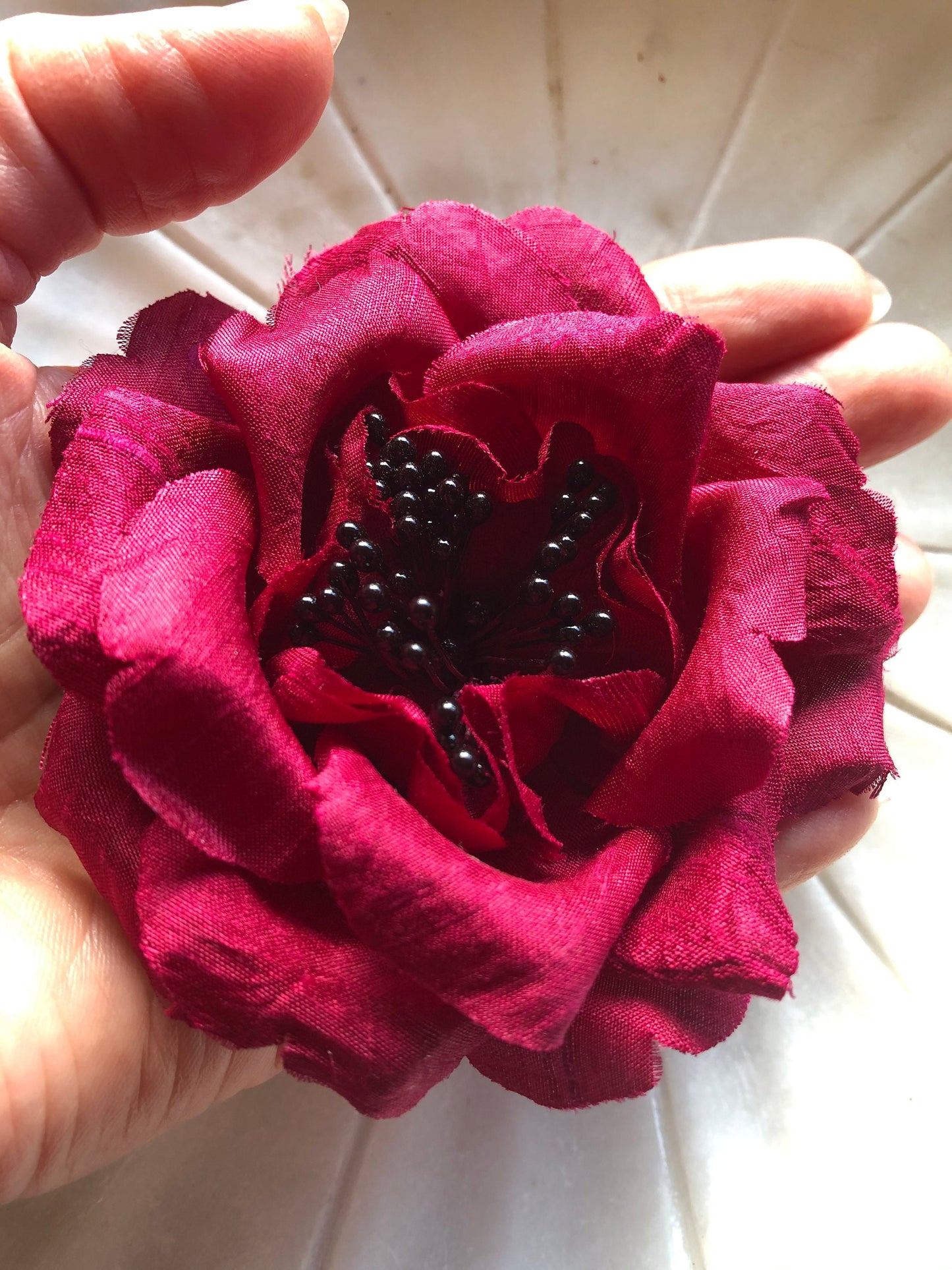 Karin's Garden 3" Dupioni Cabbage Rose Pin. Épinglez ou clipsez dans les cheveux ou le revers. Fabriqué aux États-Unis. Flower Pin Flower Hair Clip