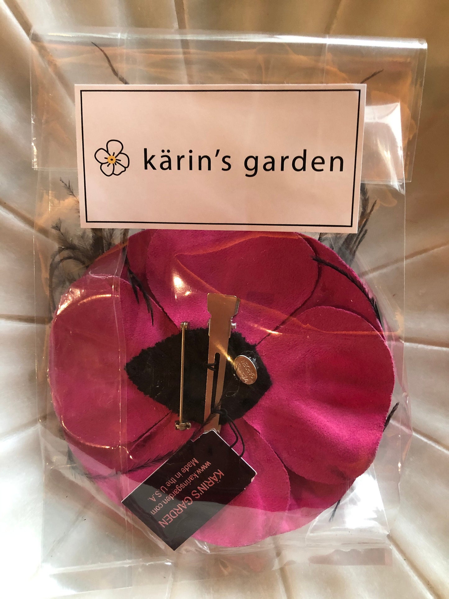 Karin's Garden Épingle et pince à pince en cuir camélia de 4 po. Plumes et strass au centre. Fabriqué à la main aux États-Unis.
