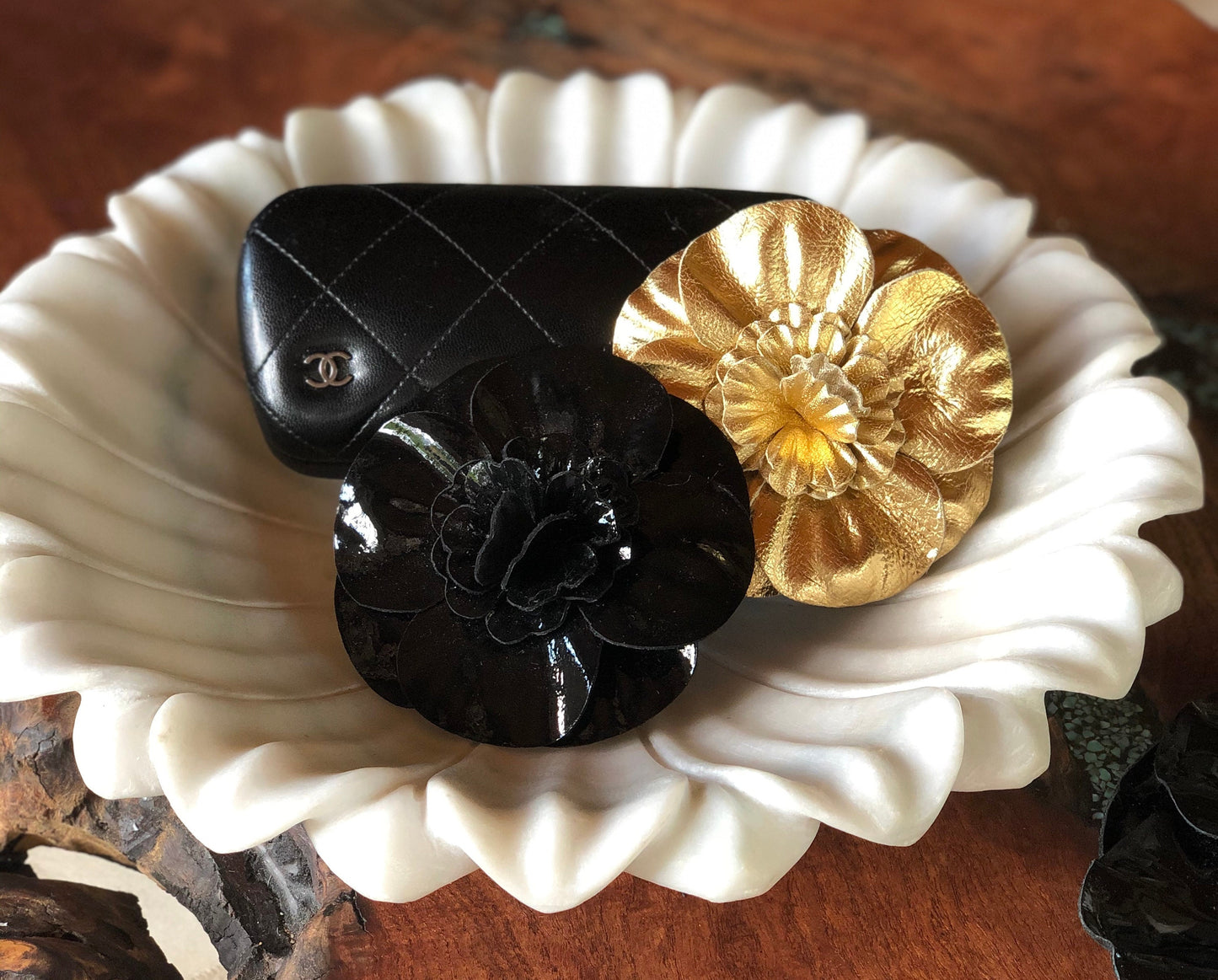 Karin's Garden Pince à épingles en cuir métallisé en forme de fleur. Fabriqué aux Etats-Unis. Accessoires pour cheveux Accessoires Bijoux de mode