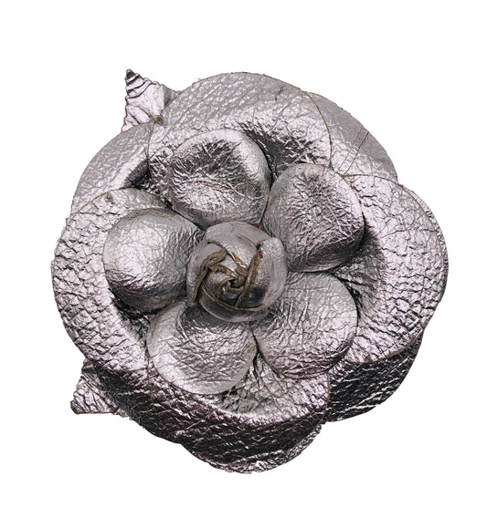 Karin's Garden Pince à broche camélia en cuir métallisé de 11,4 cm. Fabriqué à la main aux États-Unis.
