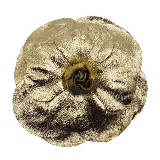 Karin's Garden Pince à broche camélia en cuir doré métallisé de 12,7 cm. Fabriqué à la main aux États-Unis